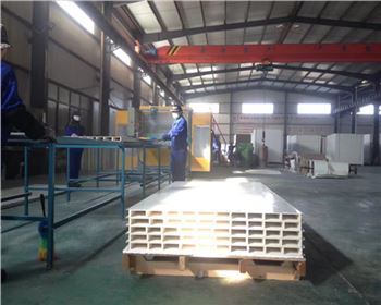 工作人員正在施工